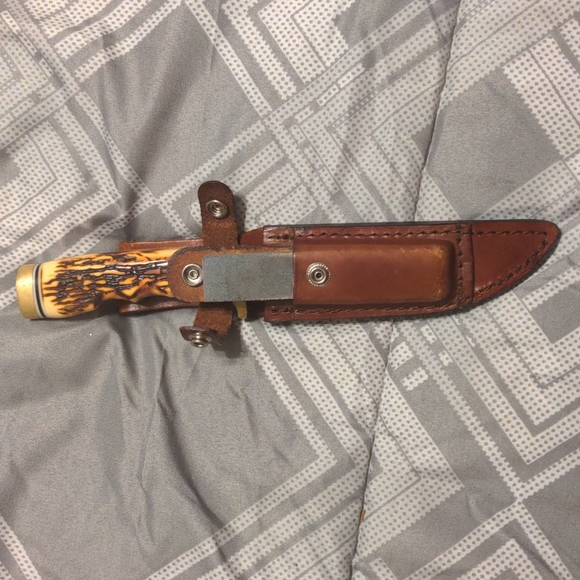 Uncle Henry Schrade 153UH 8IN. FIXED BLADE. COMES WITH LEATHER SHEETH - Picture 5 of 7